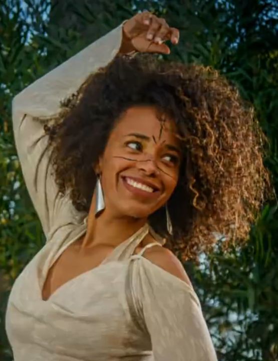 Mailu sonriendo en la naturaleza