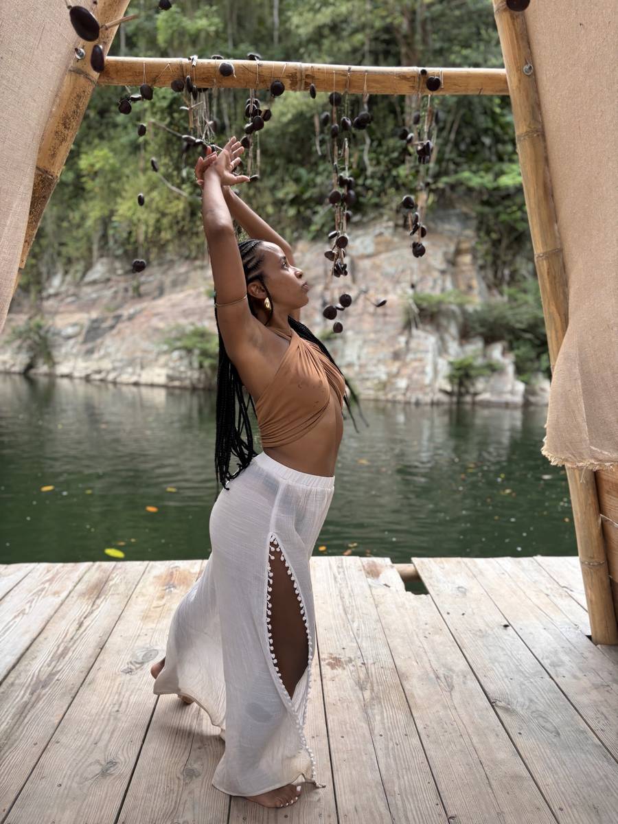 Mailu bailando junto al lago